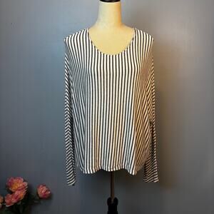 Final Touch Black and White Pinstripe Light Sweater Scoopneck Longsleeve Medium